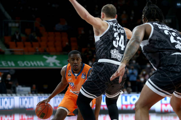 流露出对新 流露出对新