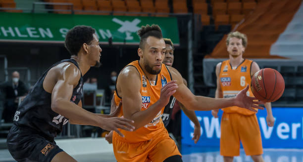 了鲜明对比 了鲜明对比